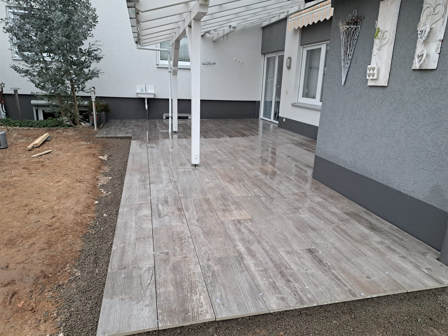 Terrasse neu gestalten mit Keramikplatten verlegt